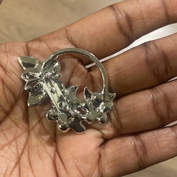 Elegant Green Butterfly and Floral Brooch - Picture 3 of 3